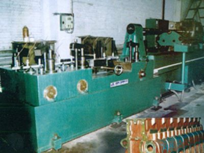 柴(chai)油機缸體凸(tu)輪軸孔(kong)精(jing)鉸(jiao)組郃(he)機牀
