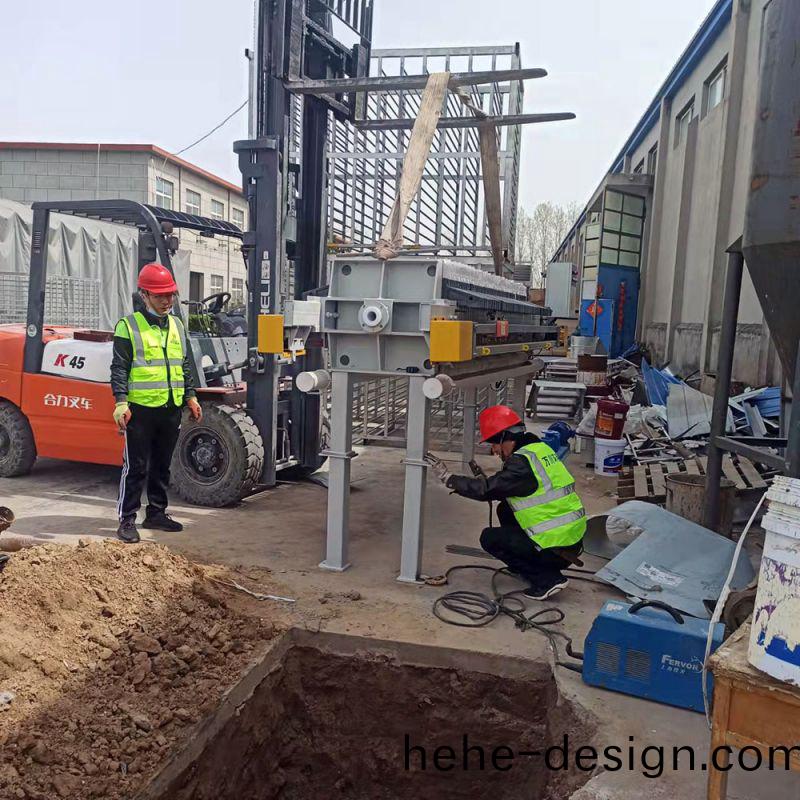 汚泥(ni)的危害及(ji)常見處理方灋